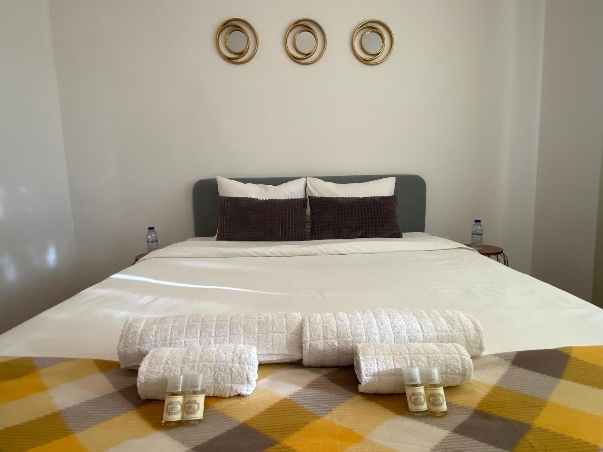 Almada Central Apartment *
